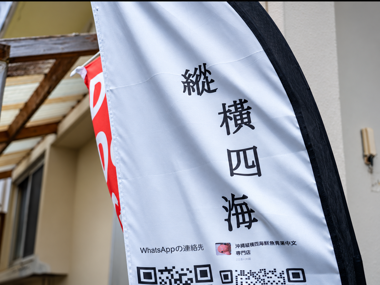 桟橋で器材の説明を受ける受講者